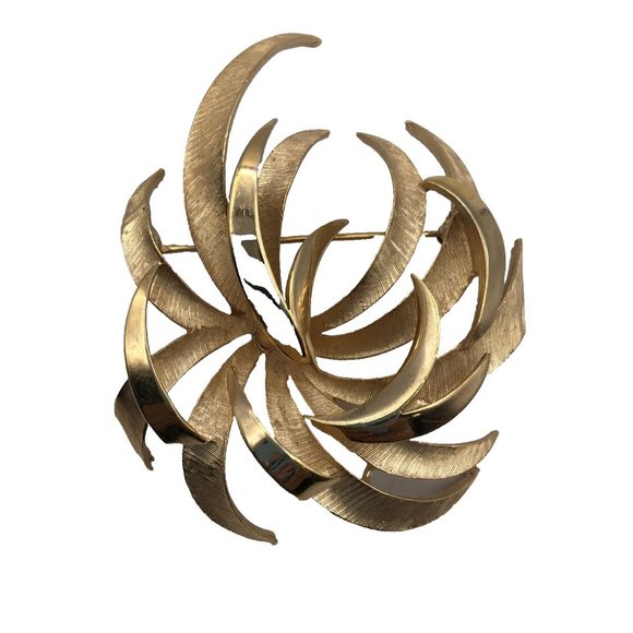 Vintage TRIFARI  Brooch Polished and Textured Floral Spray Goldtone Brooch - Picture 1 of 8